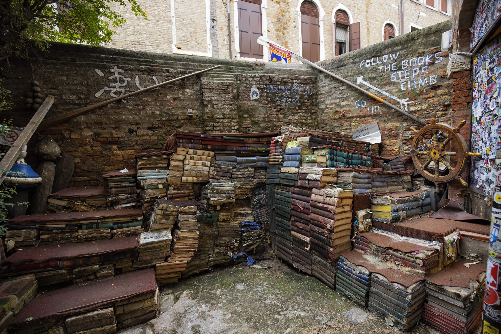 Libreria Acqua Alta: un magico rifugio di libri a Venezia